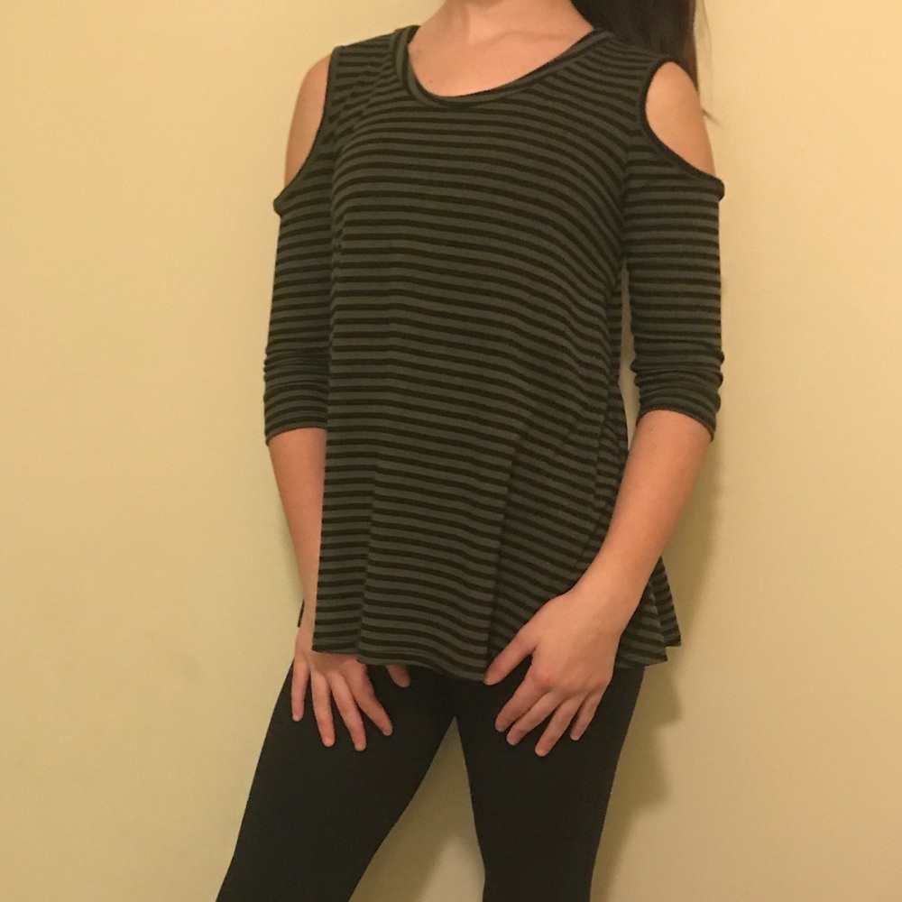 Shoulder cutout half sleeve!